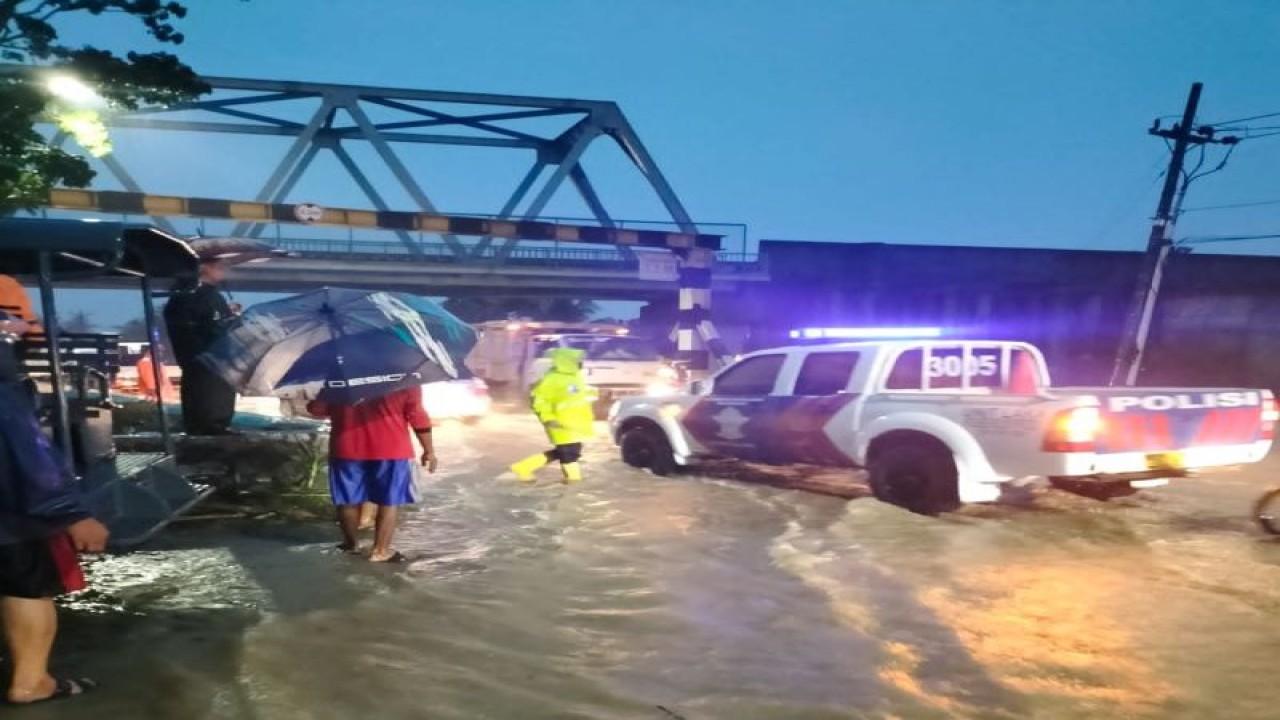Kepolisian Sektor Temon melakukan pengaturan lalu lintas jalan Nasional Yogyakarta-Purworejo akibat terendam banjir. (ANTARA/HO-Dokumen Polres Kulon Progo)