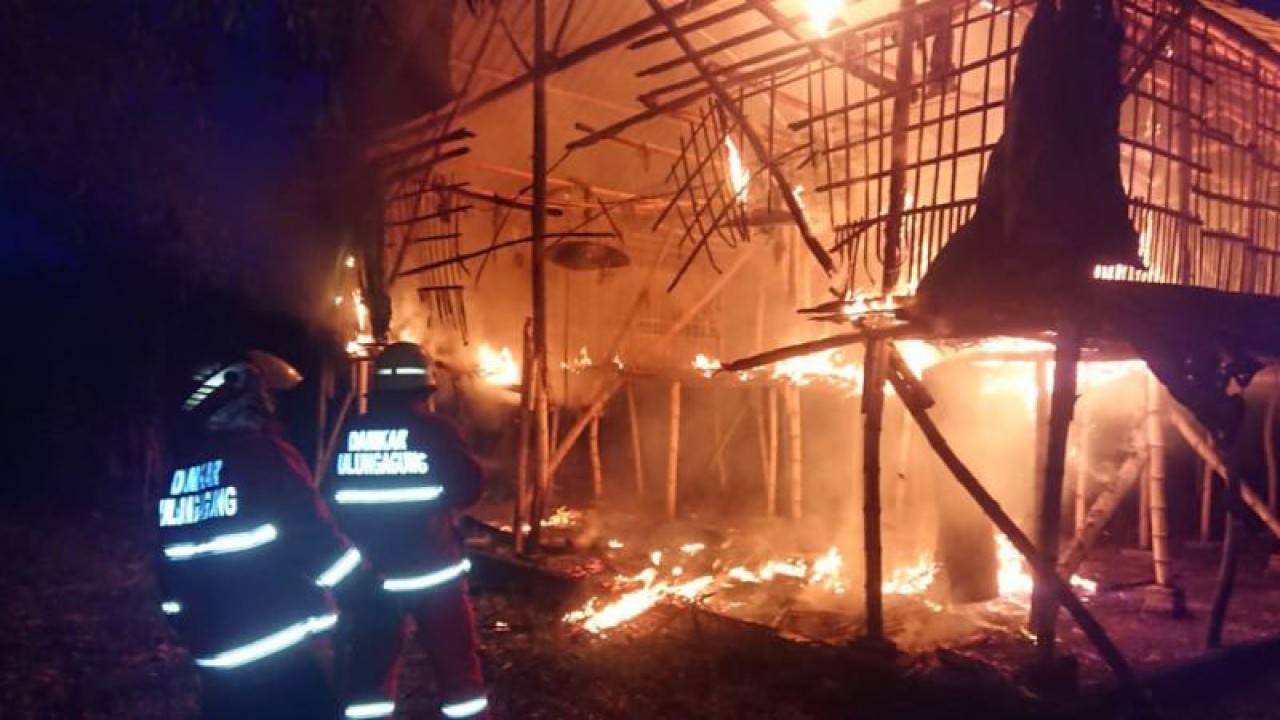 Petugas Damkarsaat berupaya memadamkan kobaran api yang membakar kandang ayam milik Heldian Chulia di Desa Gendingan, Tulungagung, Jumat (30/12/2022). (ANTARA/Destyan Handri Sujarwoko)