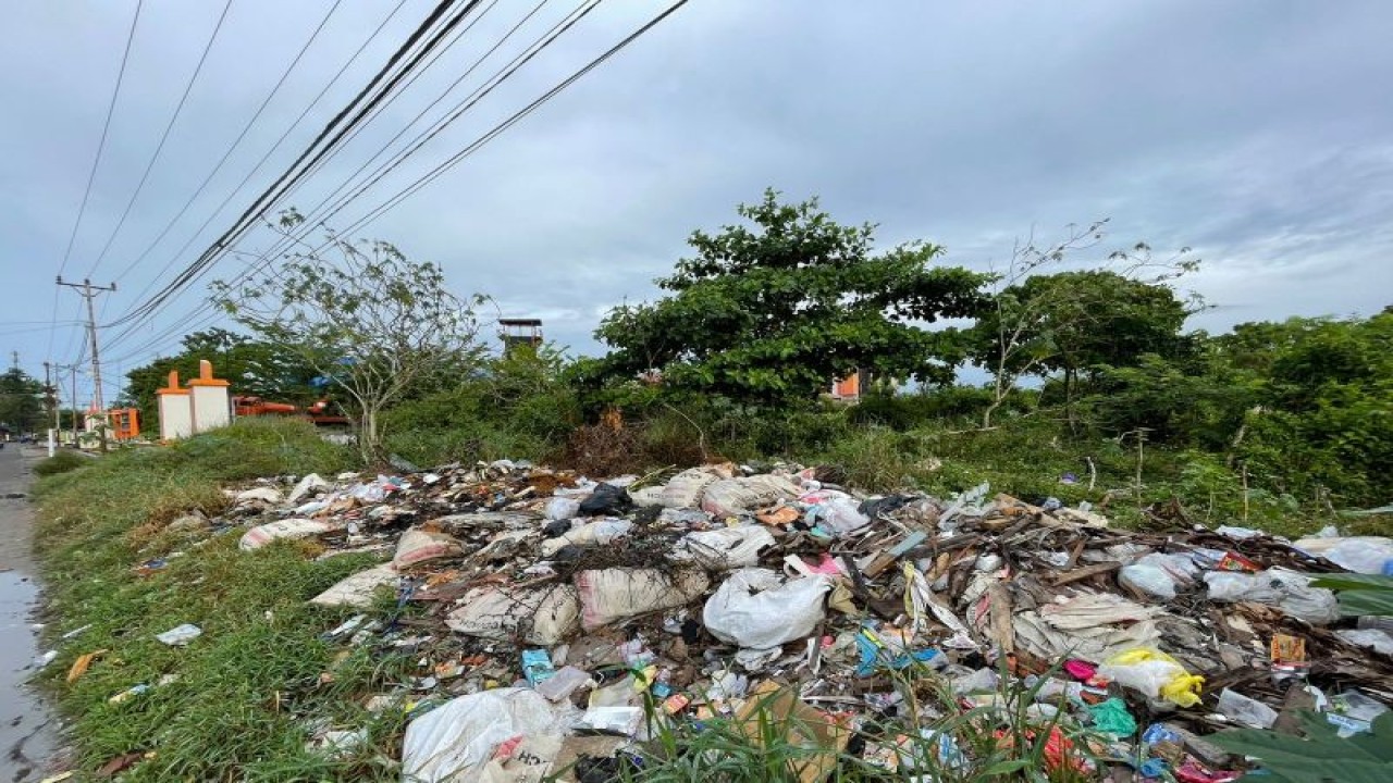 Tumpukan sampah di Kota Gorontalo, Provinsi Gorontalo. (FOTO ANTARA/Debby-Mano)