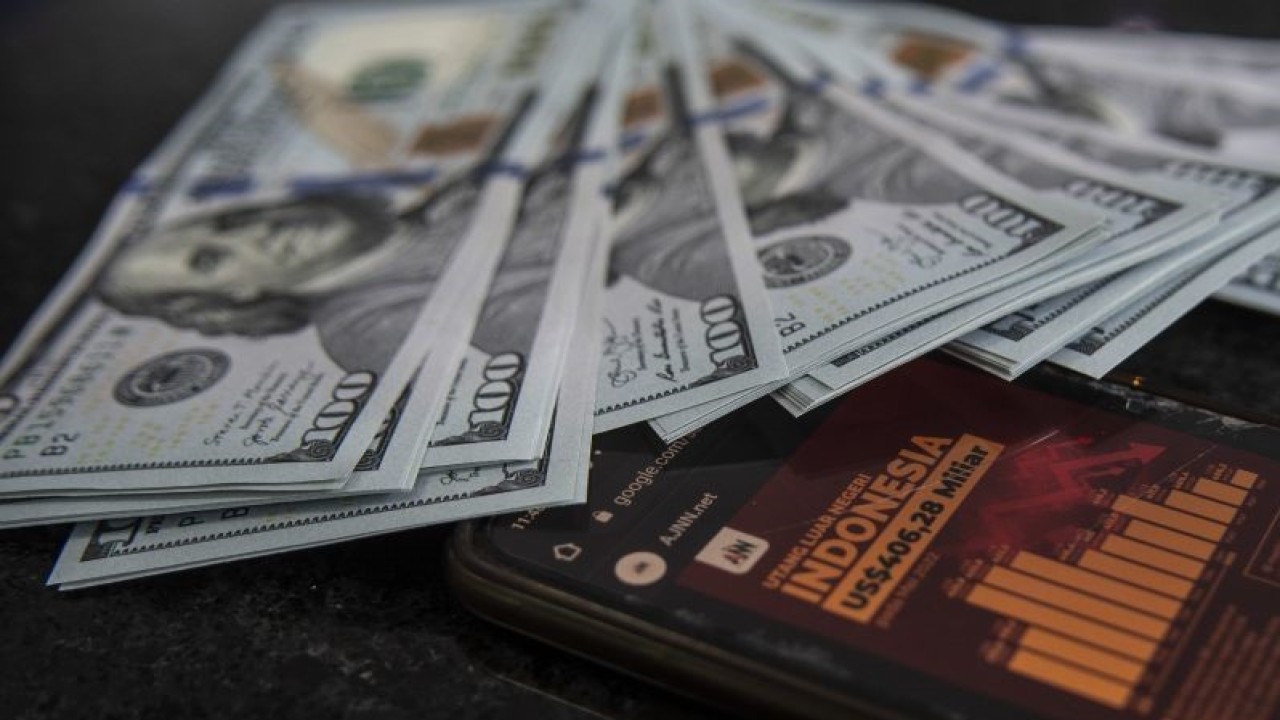 Tumpukan uang dolar AS berada di gerai penukaran mata uang asing VIP (Valuta Inti Prima) Money Changer, Jakarta, Rabu (16/11/2022). ANTARA FOTO/Muhammad Adimaja/foc.