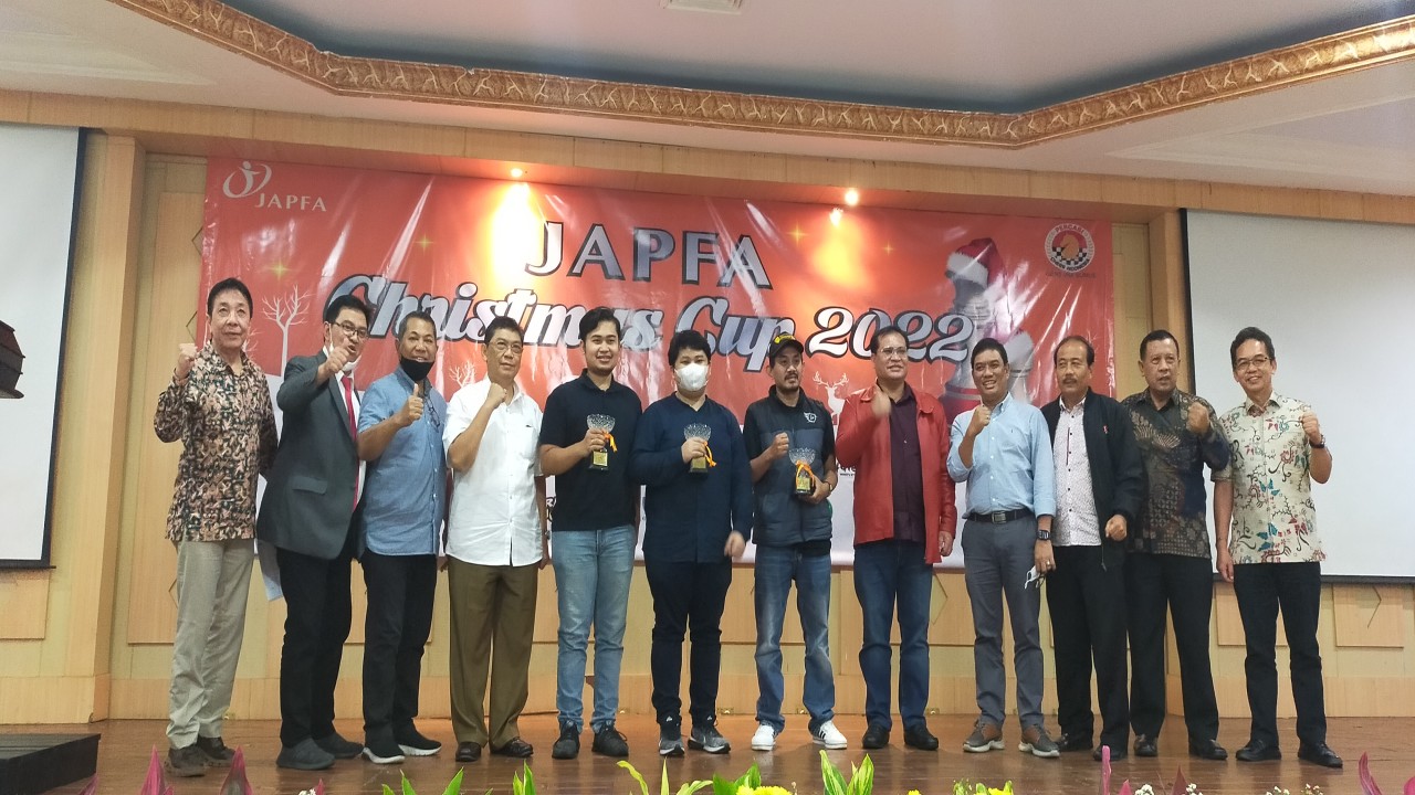 Ketua Umum PB Percasi, GM Utut Adianto didampingi para pengurus berfoto bersama dengan para pemenang Nomor Terbuka Turnamen Catur Cepat Japfa Christmas Cup 2022 di Wisma Kemenpora Senayan Jakarta.