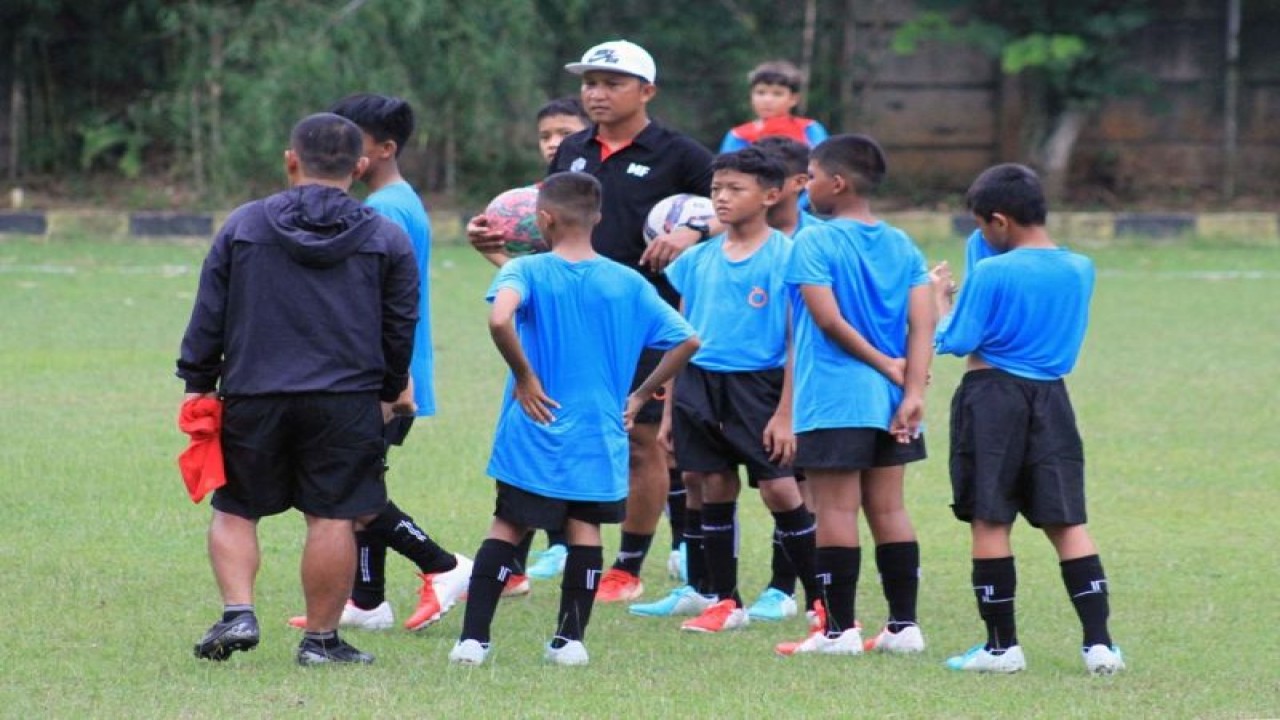 Para pemain pilihan U-12 yang dikirim NYXS mengikuti turnamen TicTac Cup 2022 di Barcelona, Spanyol. (ANTARA/HO-NYXS)
