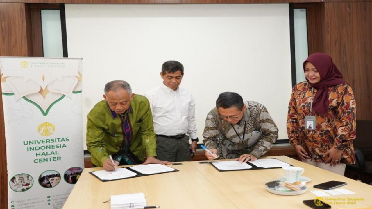 Penandatanganan perjanjian kerja sama yang dilakukan oleh Kepala UI Halal Center (UIHC), Prof. Muhammad Luthfi Zuhdi, Ph.D., dan Group Head–Islamic Ecosystem Solution Group, Muhammad Syukron Habiby di Kampus UI Depok. (ANTARA/Foto: Humas UI)