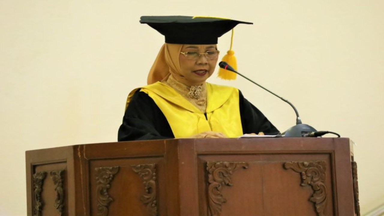 Guru Besar UIN Sunan Kalijaga Yogyakarta Erni Munastiwi pada orasi ilmiahnya bertajuk "Model Manajemen PAUD pada Abad 21 dalam Perspektif Keindonesiaan" di UIN Yogyakarta (Humas UIN Yogyakarta)