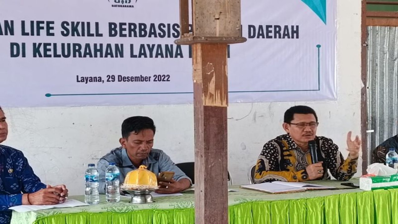 Rektor UIN Datokarama Profesor Sagaf Pettalongi menyampaikan sambutan dan arahan pada kegiatan pembinaan life skill bagi perempuan berbasis moderasi beragama, di Kelurahan Layana Indah, di Palu, Kamis (29/12/2022) (ANTARA/HO-Mudaimin)