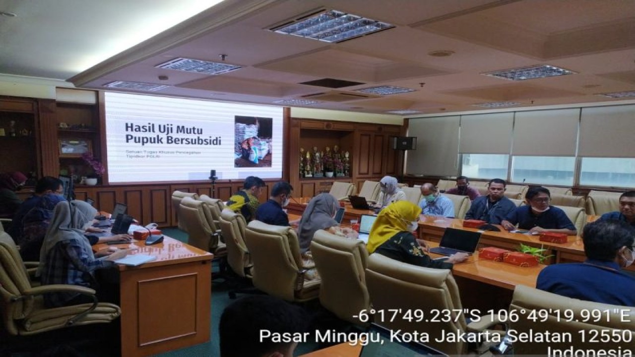 Suasana pemaparan hasil uji mutu terhadap pupuk bersubsidi yang diproduksi oleh PT Pupuk Indonesia Holding Company (PIHC), Jakarta, Selasa (20/12/2022). ANTARA/HO-Satgassus Pencegahan Korupsi Polri.