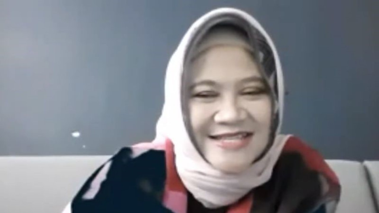 Tangkapan layar Pelaku usaha Ina Cookies Ina Wiyandini dalam webinar Adapting For Business Challenging - Halal Market Opportunities yang digelar secara virtual (ANTARA/Jessica)