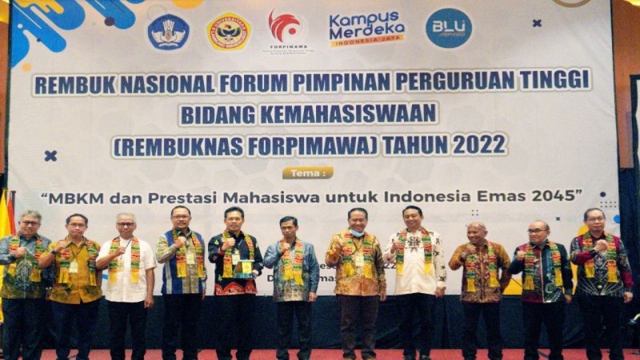 Rektor ULM Prof Ahmad Alim Bachri saat membuka Rembuk Nasional Forum Pimpinan Perguruan Tinggi Bidang Kemahasiswaan (Rembuknas Forpimawa) tahun 2022 di Banjarmasin.(ANTARA/Firman)