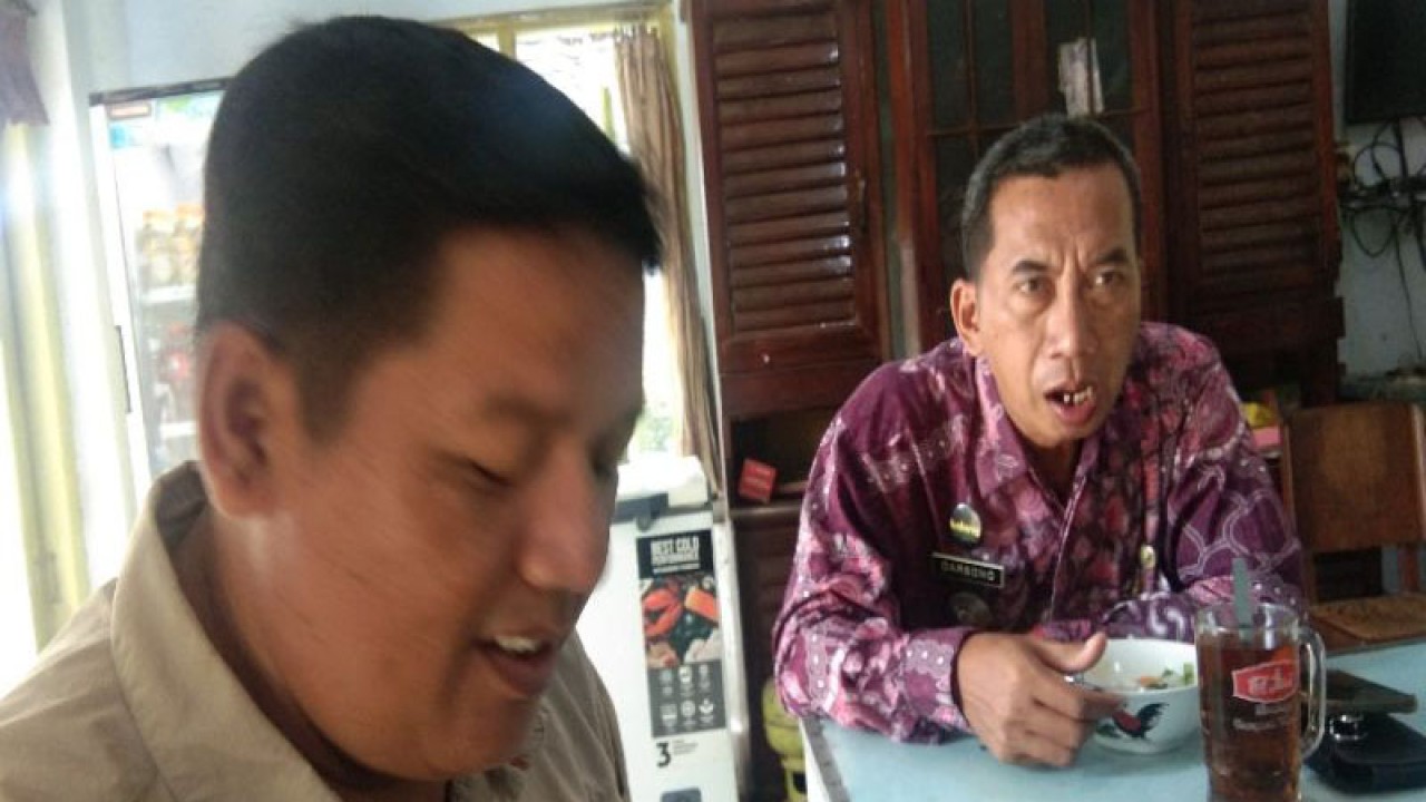 Kepala Pelaksana Badan Penanggulangan Bencana Daerah Kabupaten Batang Ulul Azmi (kiri). (ANTARA/Kutnadi)