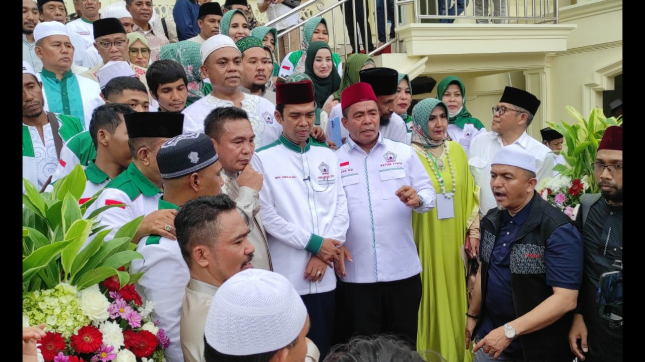 Peresmian Masjid Ar-Romlah oleh UAS dan Umar Kei.