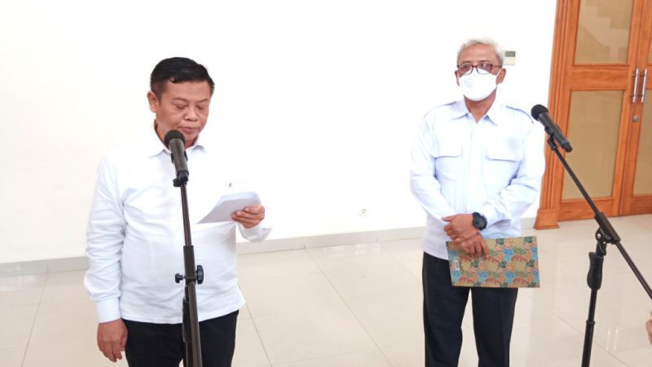 Sekda DIY Kadarmanta Baskara Aji saat mengumumkan penetapan UMK 2023 di Gedhong Pracimasana, Kompleks Kepatihan, Yogyakarta, Rabu (7/12/2022) (ANTARA/Luqman Hakim)