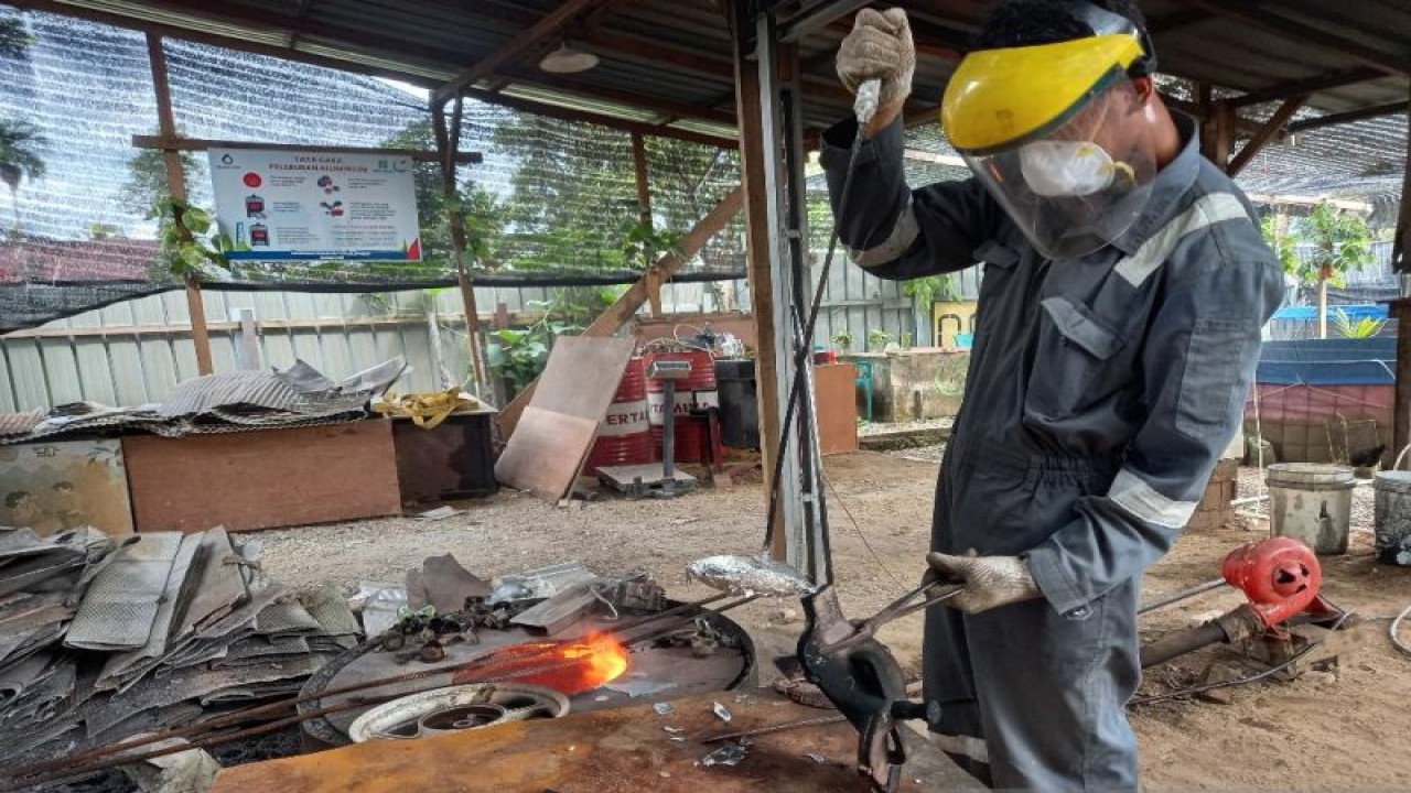 Pekerja UMKM binaan PT Badak NGL Bontang, Kaltim, Telihan Recycle, sedang mencetak baling-baling kapal dari sampah alumnium, Kamis (1/12/2022). ANTARA/Faisal Yunianto.