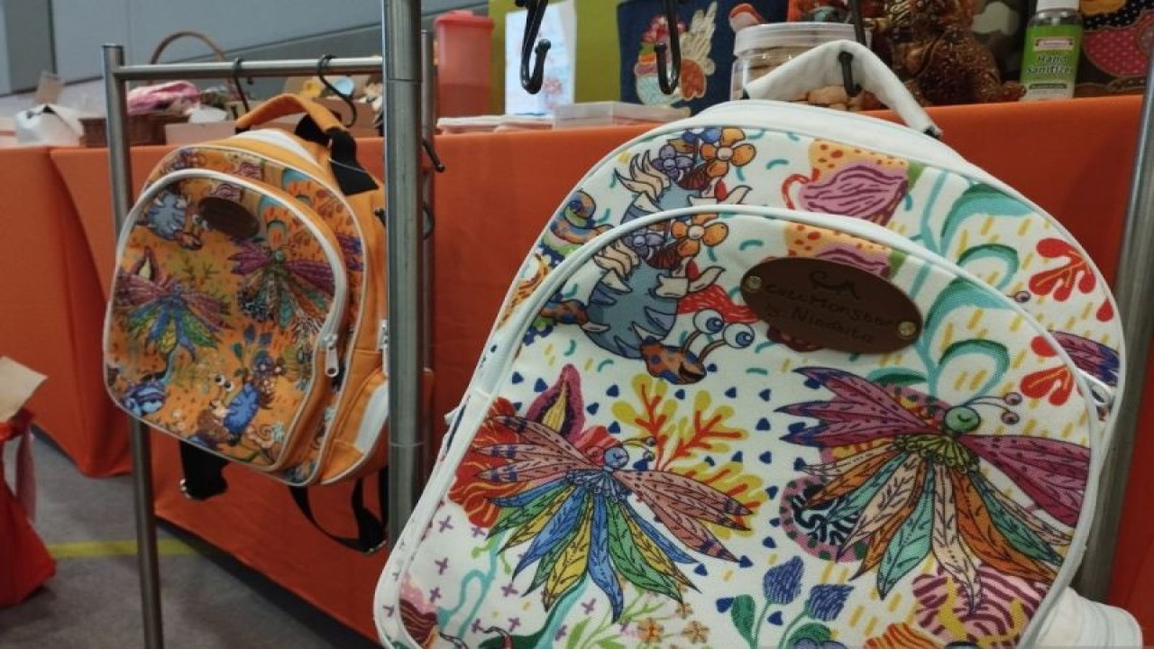 Beberapa contoh produk dari program pendampingan UMKM oleh yayasan pemberdayaan disabilitas Precious One yang dijual saat acara media gathering Johnson & Johnson Indonesia, Jakarta (15/12/2022). (ANTARA/Rizka Khaerunnisa)