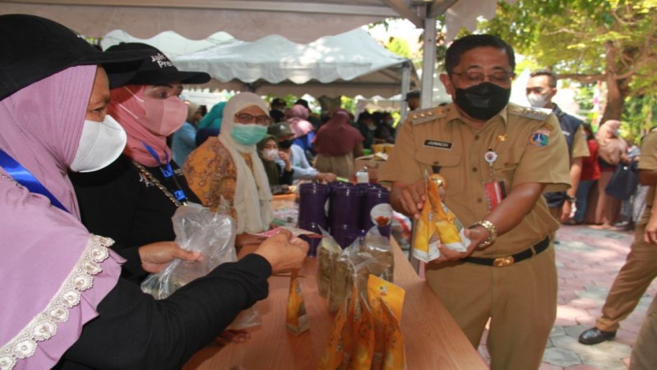 Bupati Kepulauan Seribu Junaedi membuka kegiatan pameran produk-produk Usaha Mikro Kecil dan Menengah 'Bazar Ramadhan Festival' di Plaza Kabupaten Kepulauan Seribu di Pulau Pramuka, Kelurahan Pulau Panggang, Kecamatan Kepulauan Seribu Utara, Senin (11/4/2022). ANTARA/HO-Humas Kepulauan Seribu
