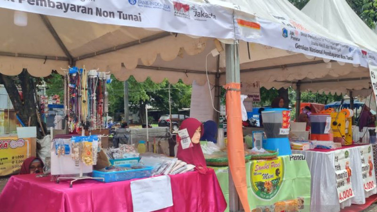 Sejumlah stan UMKM terlihat di RPTRA Bhineka saat mengikuti program pasar murah di Pesanggrahan, Jakarta Selatan, Kamis (27/10/2022). ANTARA/HO-Kominfotik Jakarta Selatan