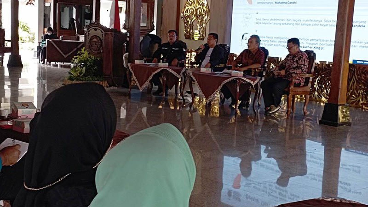Rektor Universitas Muhammadiyah Purwokerto (UMP) Assoc Prof Dr Jebul Suroso (dua dari kiri) menyampaikan paparan dalam dalam acara Dialog dan Pengukuhan Forum Pembaruan Kebangsaan (FPK) Kabupaten Banyumas Masa Bakti 2022-2027 di Pendopo Sipanji, Purwokerto, Kabupaten Banyumas, Rabu (14/12/2022). ANTARA/Sumarwoto