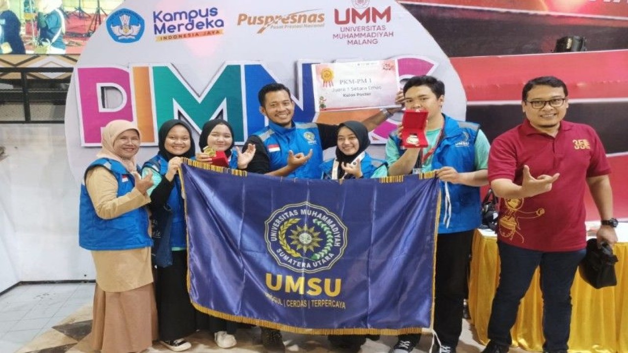 Tim Mata Kita FISIP UMSU foto bersama dengan WR 3 UMSU Dr. Rudianto, MSi (kanan), WD 3 FISIP Dra. Yurisna Tanjung dan Dosen Pendamping Sahran Saputra, M.Si (tengah) usai menerima medali emas Pimnas 2022. (ANTARA/HO)