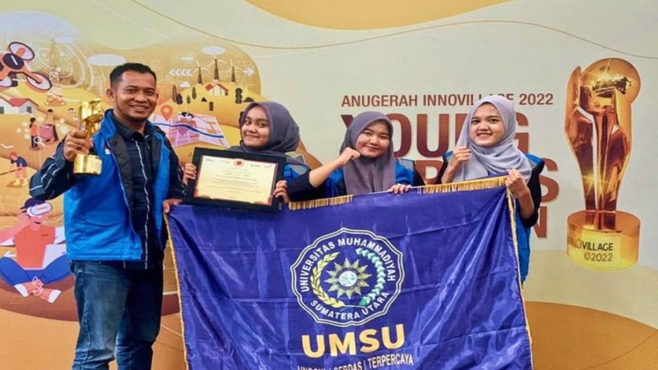 Septia Dian Putri, Ketua Tim Mahasiswa FISIP UMSU dengan dua anggota lainnya Jasmine Jamilah dan Aini Tasya Nadria bersama Sahran Saputra, selaku Dosen Pembimbing foro bersama usai menerima piala dan penghargaan. (ANTARA/HO)