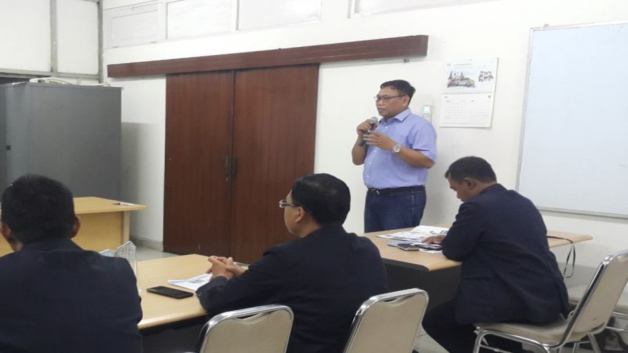Foto dok. Dosen Fakultas Teknik Universitas Jember (Unej) Dr Gusfan Halik saat mengajar mahasiswa di Kampus Unej (ANTARA/HO-Humas Unej)