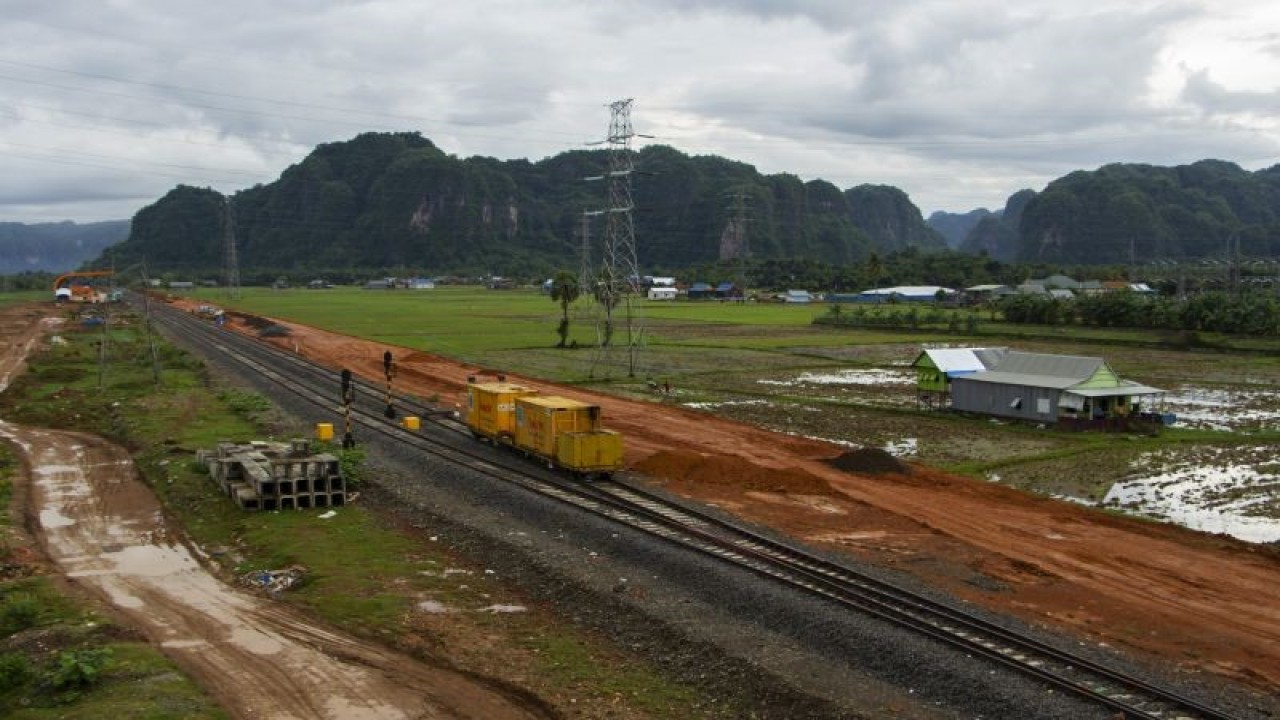 Arsip foto - Suasana pengerjaan proyek pembangunan rel kereta api Makassar-Pare Pare di Kabupaten Maros, Sulawesi Selatan, Kamis (27/10/2022). Pembangunan rel kereta api sepanjang 144 kilometer tersebut merupakan salah satu proyek prioritas strategis Rencana Pembangunan Menengah Nasional (RPJMN) 2020-2024 dengan nilai investasi mencapai Rp8,25 triliun dan ditargetkan rampung pada 2024. ANTARA FOTO/Arnas Padda/nym. (ANTARA/ARNAS PADDA)