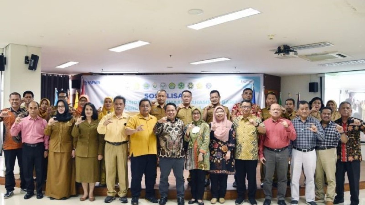 Rektor Unimed Dr Syamsul Gultom,SKM,M.Kes (nomor 8 dari kanan) pada sosialisasi Seleksi Nasional Penerimaan Mahasiswa Baru (SNPMB) Tahun 2023. ANTARA/HO/Humas Unimed