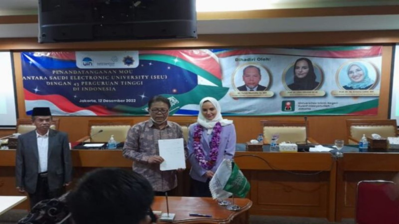 Penandatanganan kerja sama Unja dengan Saudi Electronic University dalam rangka peningkatan pembelajaran bahasa Arab di Jambi, Senin (19/12/2022). (FOTO ANTARA/HO0Humas Unja)