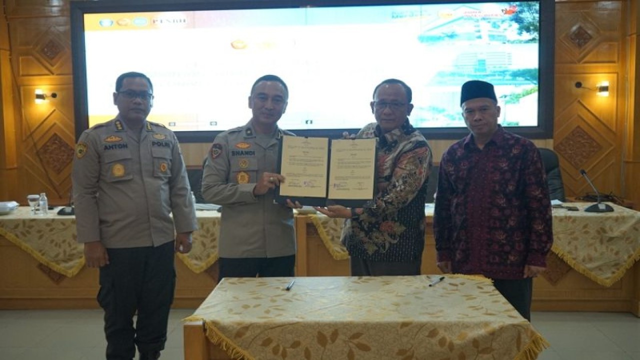 Rektor Unja Prof Sutrisno dengan Karojianstra SSDM Polri, Brigjen Pol Dr Sandi Nugroho berfoto bersama usai menandatangani nota kesepahaman perpanjangan kerja sama yang digelar di Kampus Unja Mendalo Provinsi Jambi. (ANTARA/HO/Humas Unja)