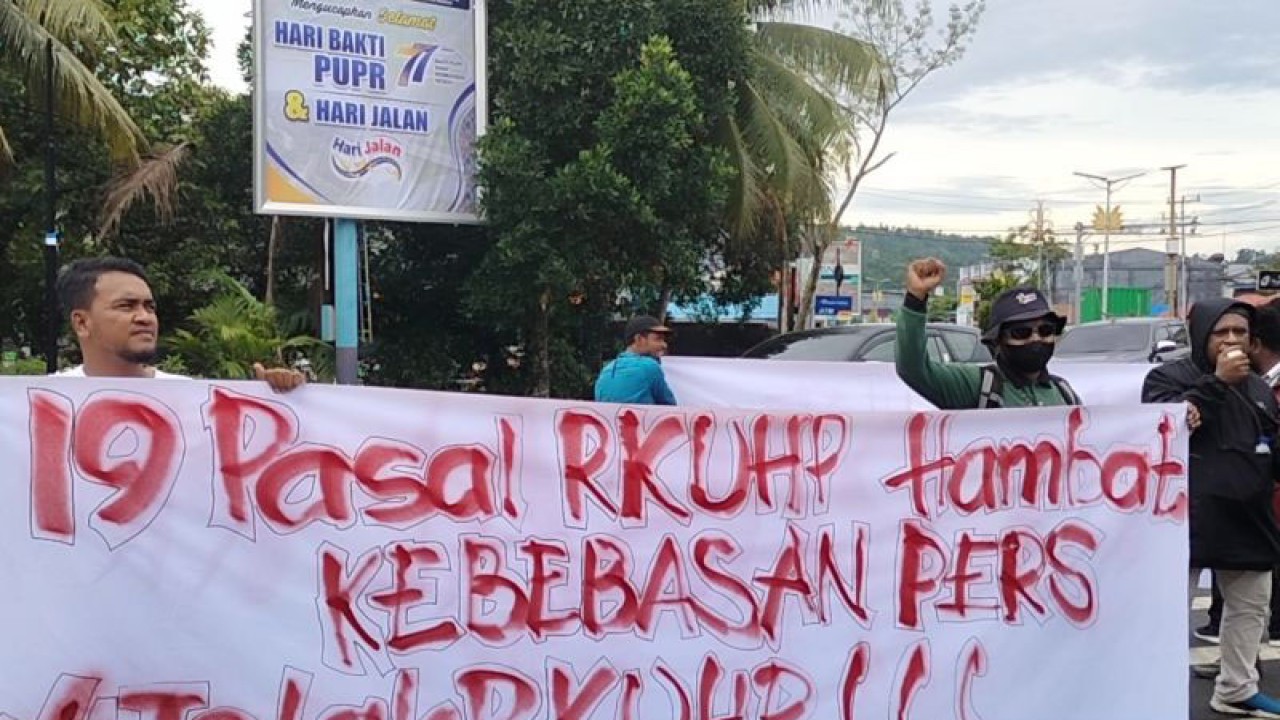 Unjuk rasa penolakan pengesahan RKUHP oleh DPR oleh Jurnalis Manokwari bersama Aliansi Jurnalis Independen (AJI) tanah Papua di Jalan Trikora Wosi Manokwari Papua Barat, Senin (5/12/2022). (ANTARA/HANS ARNOLD KAPISA)