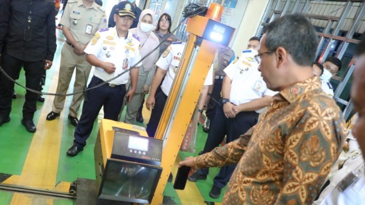 Penjabat Gubernur DKI Jakarta Heru Budi Hartono ketika melakukan inspeksi mendadak di Unit Pengelola Pengujian Kendaraan Bermotor Ujung Menteng di Cakung, Jakarta Timur, Senin (26/12/2022). (ANTARA/HO-Pemprov DKI Jakarta)