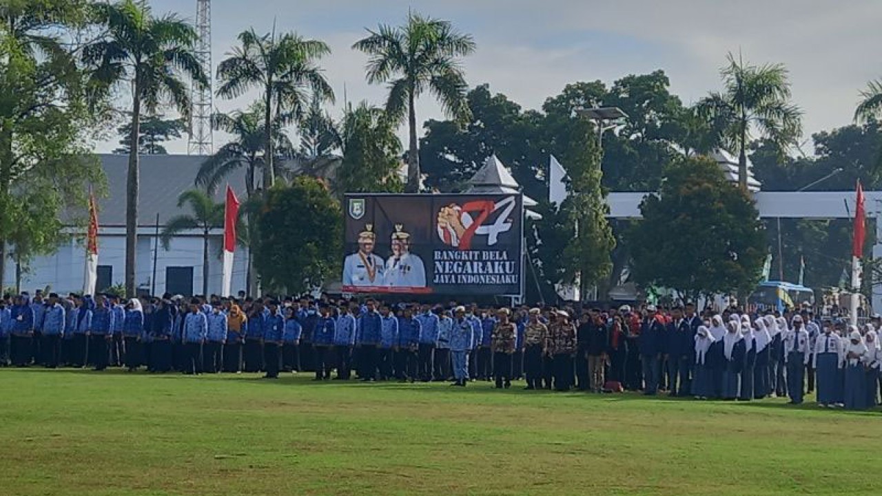 Peserta saat menjalani upacara Hari Bela Negara ke 74 tahun. ANTARA/Anggi Mayasari