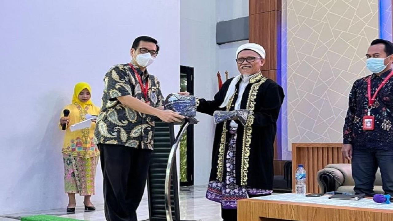 Kegiatan bedah Buku Arya Wangsakara oleh Universitas Pembangunan Jaya Tangerang Selatan bersama masyarakat Desa Lengkong Kulon Kecamatan Pagedangan Kabupaten Tangerang.