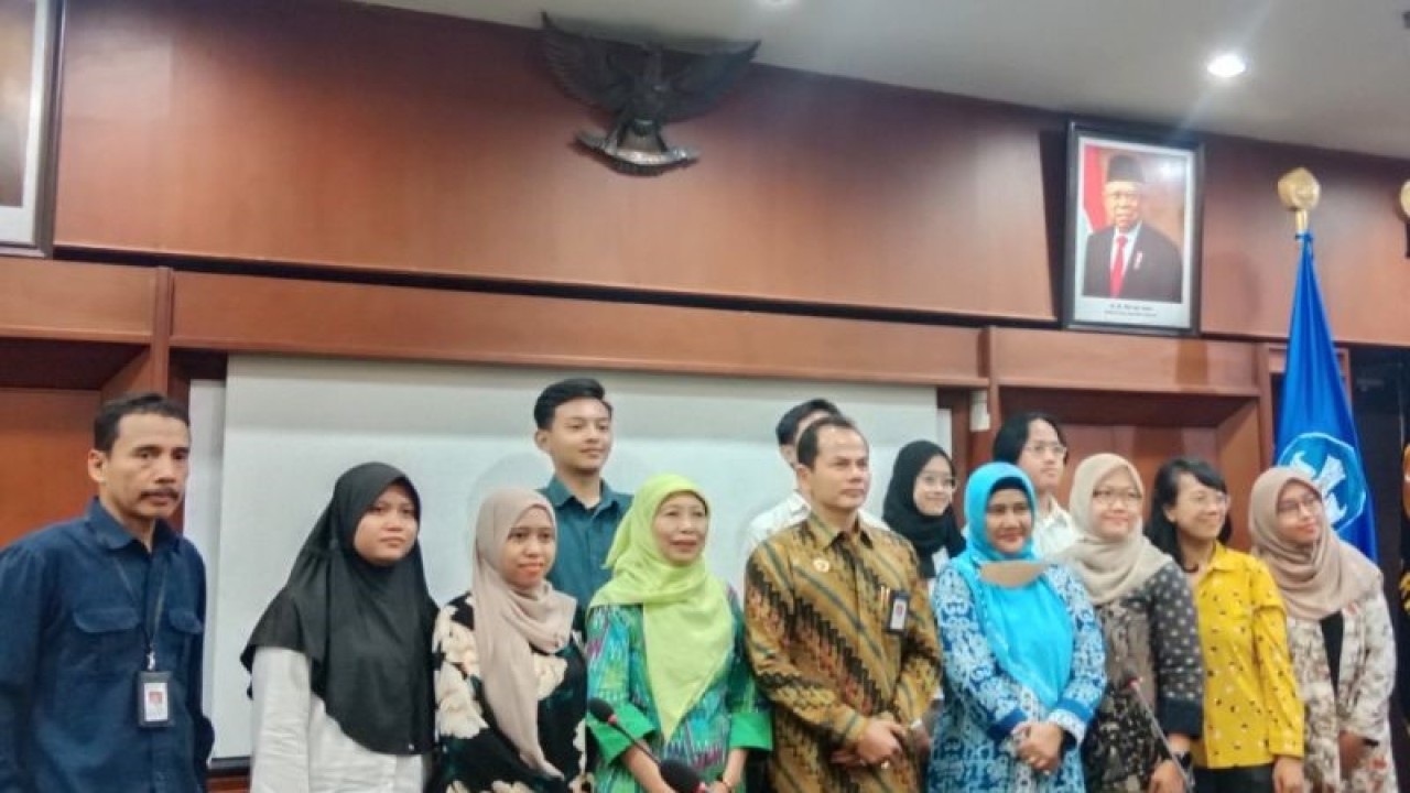 Rektor UPN "Veteran" Yogyakarta Mohamad Irhas Effendi (tengah) berfoto bersama Satgas PPKS UPN Veteran di Gedung Rektorat UPN Veteran, Yogyakarta, Rabu (14/12). ANTARA/Luqman Hakim