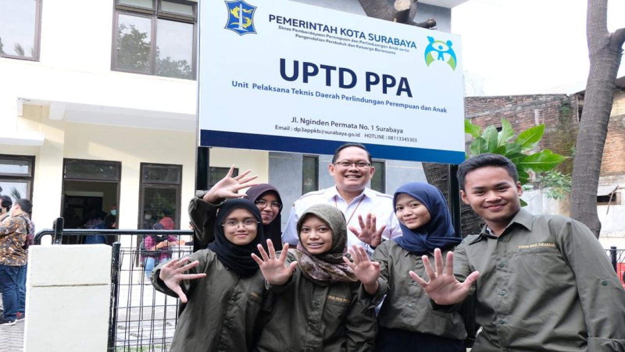 Kepala Dinas Pemberdayaan Perempuan dan Perlindungan Anak serta Pengendalian Penduduk dan Keluarga Berencana (DP3A-PPKB) Kota Surabaya Tomi Ardiyanto (tengah) bersama para pelajar di Surabaya. (ANTARA/HO-Diskominfo Surabaya)