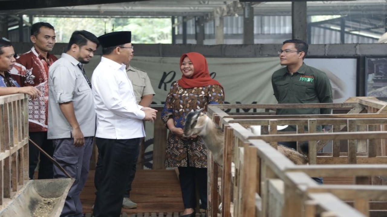 Utusan Khusus Presiden Bidang Kerja sama Pengentasan Kemiskinan dan Ketahanan Pangan (KPKKP) Muhamad Mardiono didampingi Bupati Sleman Kustini Sri Purnomo melakukan kunjungan di Merapi Farm, Umbulharjo Cangkringan, Kamis (29/12/22). ANTARA/HO-Bagian Prokopim Setda Sleman