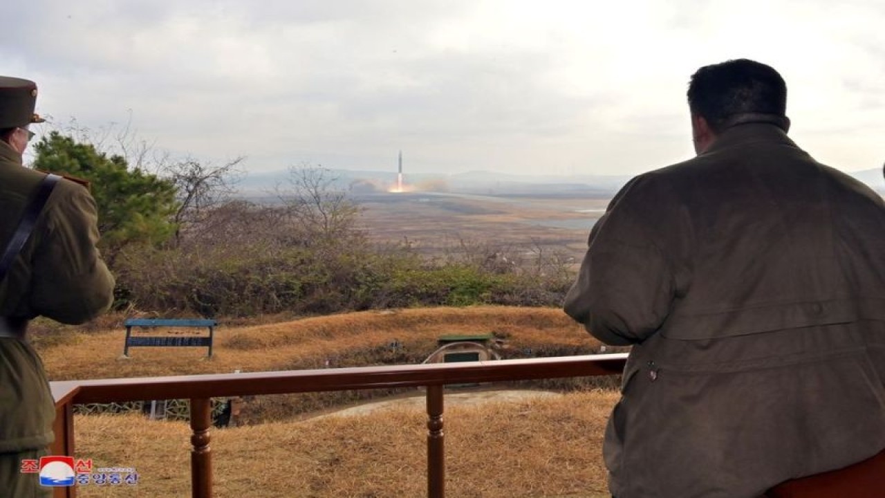 Arsip - Pemimpin Korea Utara Kim Jong Un menyaksikan peluncuran rudal balistik antarbenua (ICBM) dalam foto tak bertanggal yang dirilis pada 19 November 2022 oleh Kantor Berita Pusat Korea (KCNA) Korea Utara. (ANTARA/KCNA via REUTERS/as)