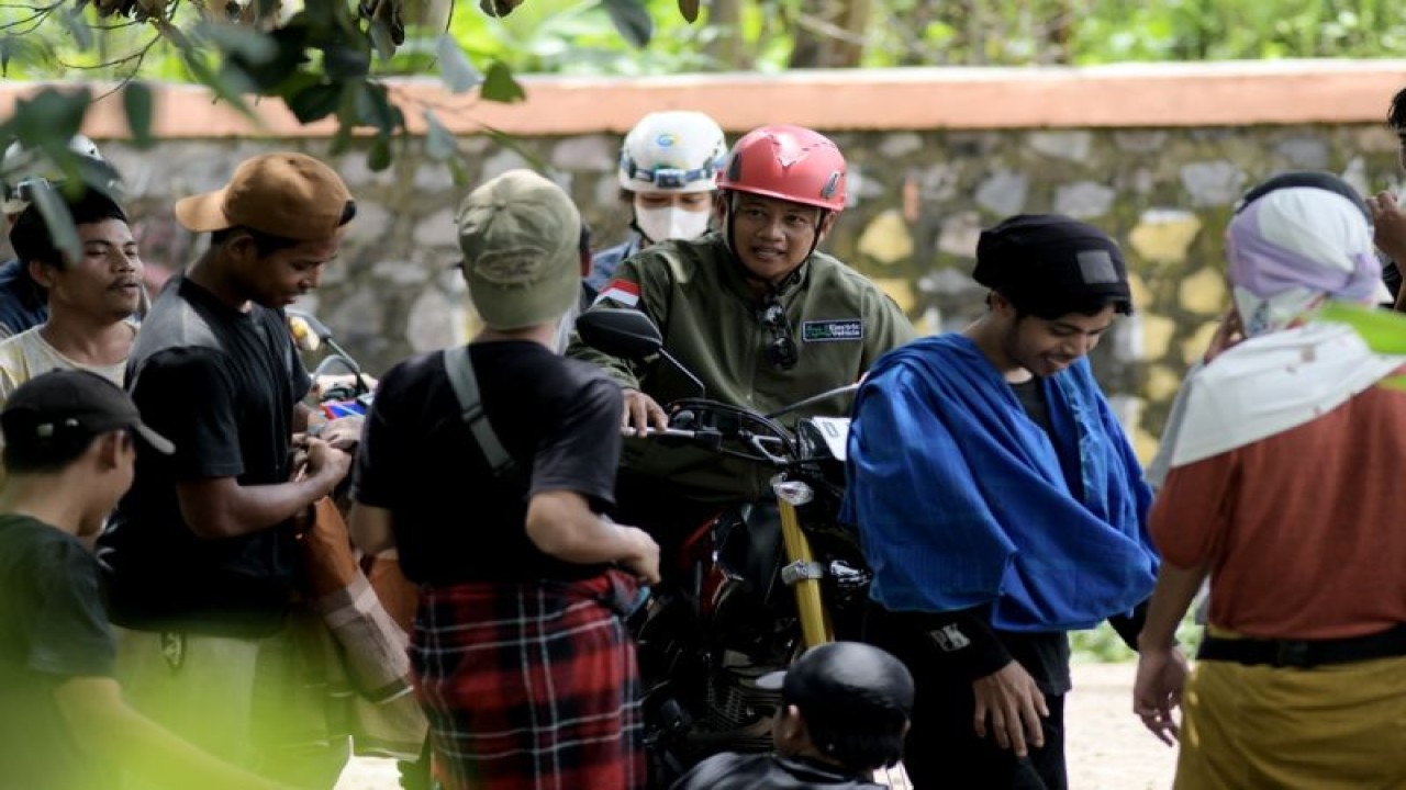 Plh Gubernur Jawa Barat, Uu Ruzhanul Ulum, saat meninjau posko pengungsian korban gempa bumi di Kabupaten Cianjur. (ANTARA/HO-Humas Pemda Jawa Barat)