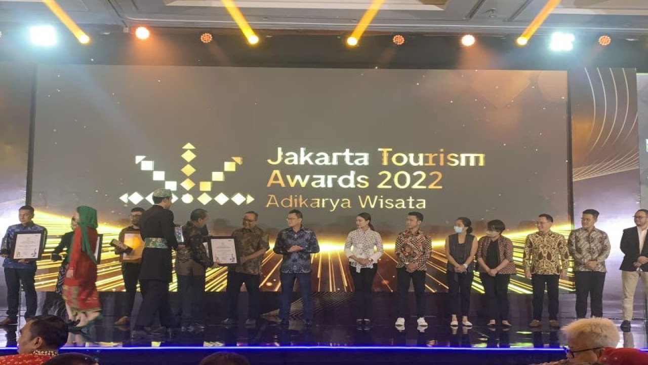 Penjabat Sekretaris Daerah DKI Jakarta Uus Kuswanto menyerahkan piala penghargaan Taman Rekreasi Favorit kepada Manajer Operasional Ocean Dream Samudra Roni Rahardjo di Hotel Borobudur, Jakarta, Jumat (9/12/2022) malam. ANTARA/HO-Taman Impian Jaya Ancol