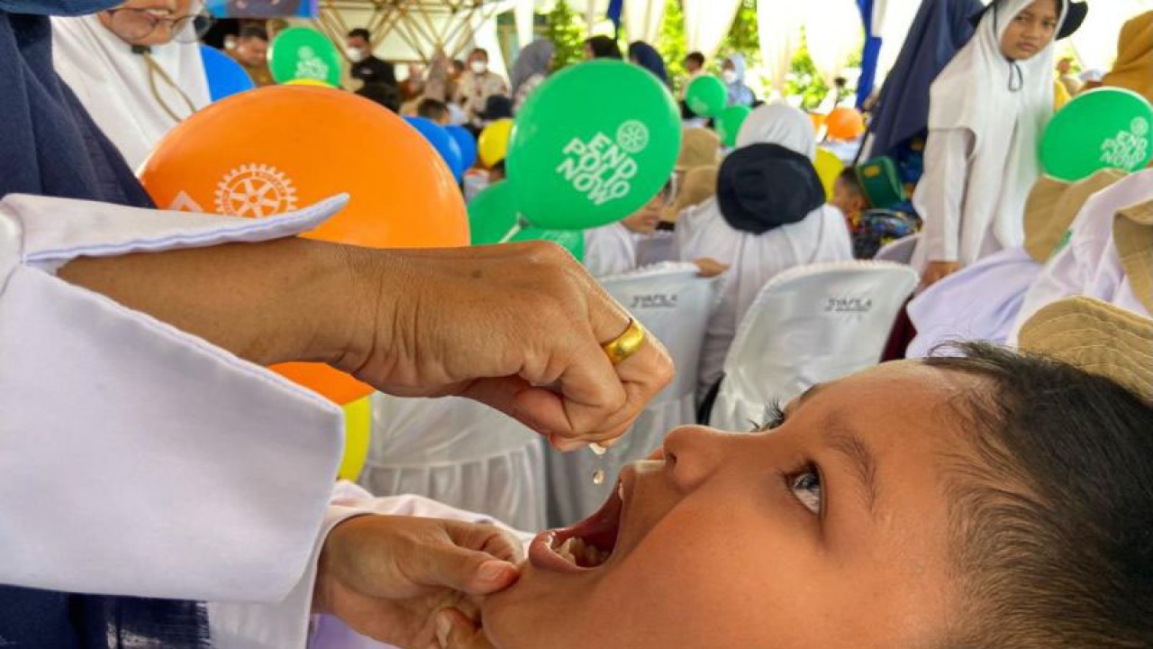 Petugas medis meneteskan vaksin polio tetes kepada anak yang ikut pencanangan Sub Pekan Imunisasi Nasional (PIN) Polio di Anjong Mon Mata Pendopo Gubernur Aceh, Kota Banda Aceh, Senin (5/12/2022). (ANTARA/Khalis Surry)