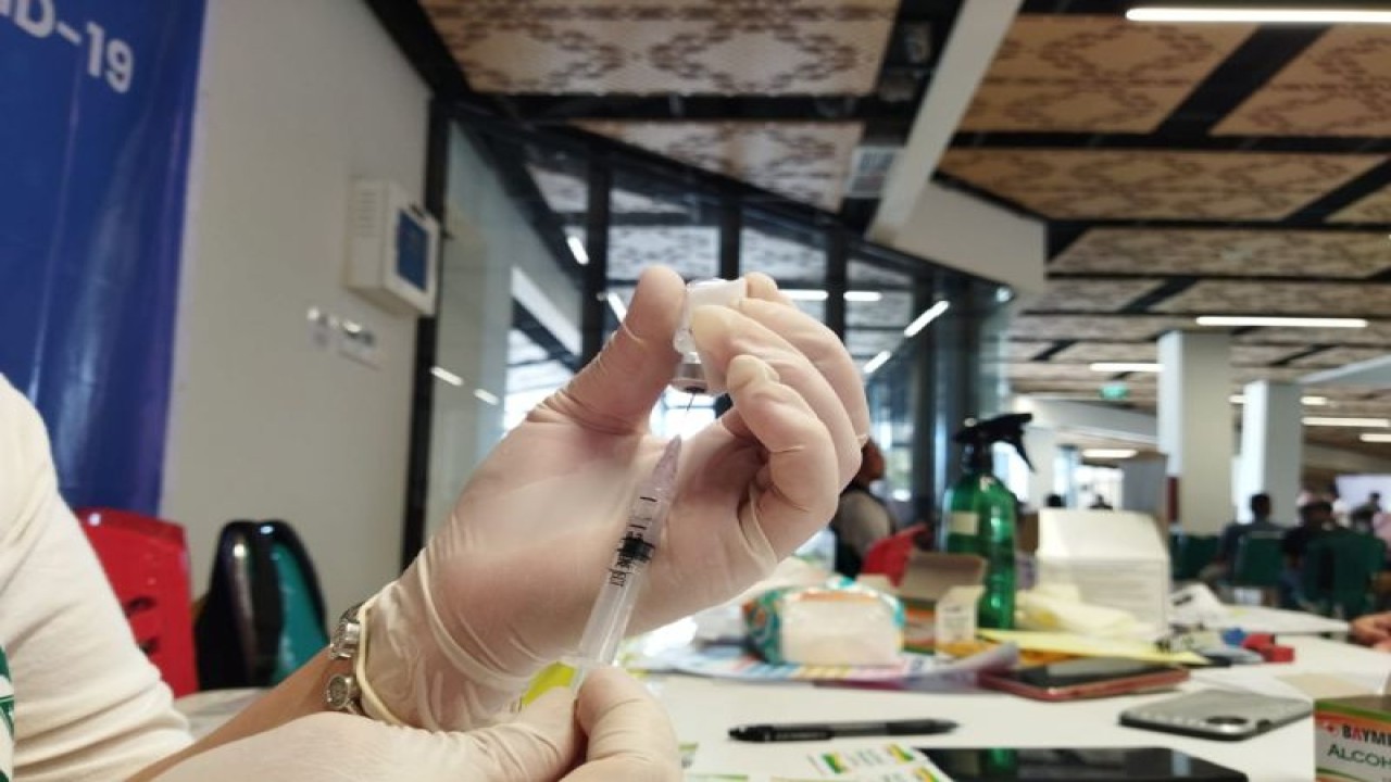 Petugas kesehatan menyiapkan vaksin COVID-19 untuk vaksinasi warga. (ANTARA/Fransiska Mariana Nuka)