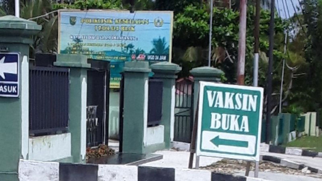 Pelayanan vaksinasi untuk warga Biak Numfor di klinik kesehatan Korem 173/PVB . ANTARA/Muhsidin