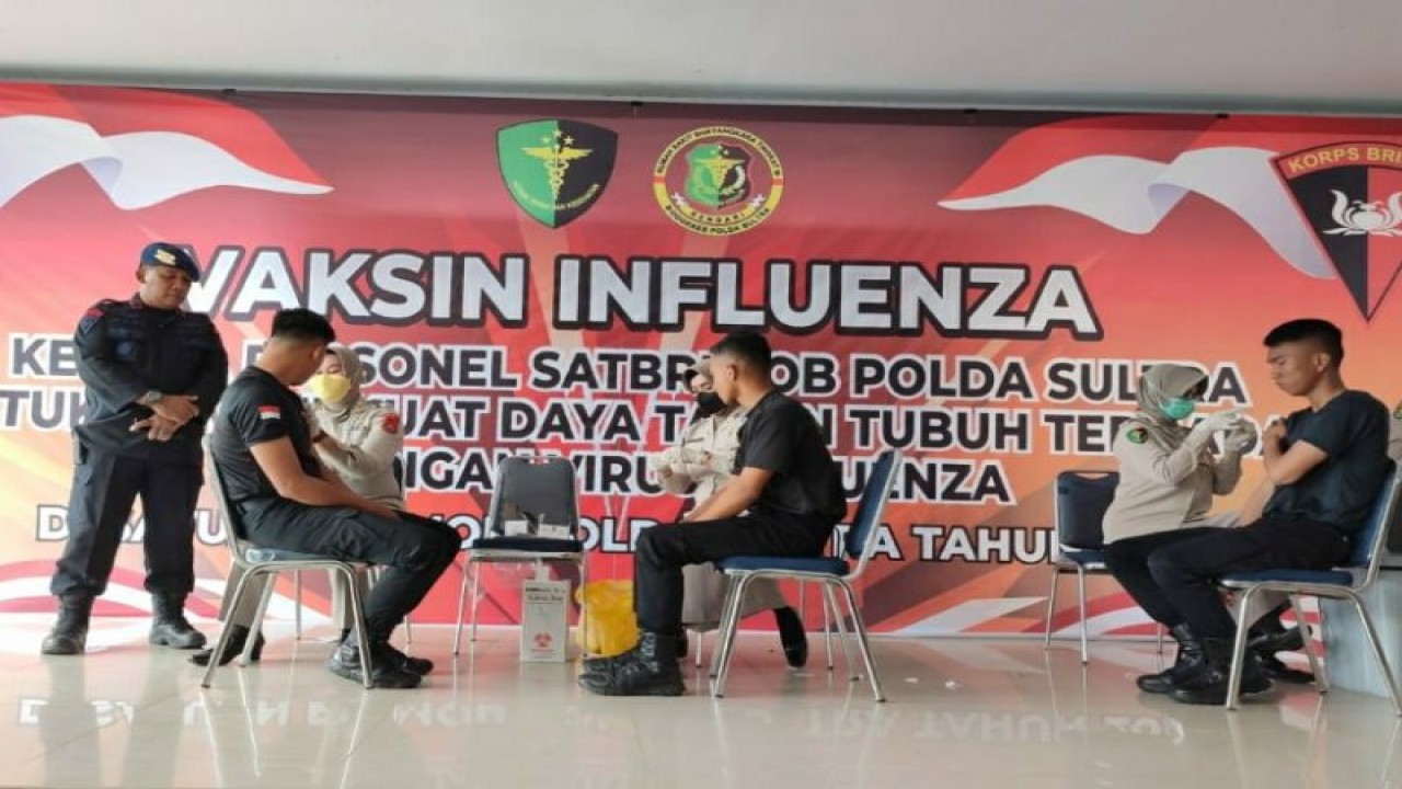 Personel Brimob Polda Sultra saat melakukan vaksin influenza di Markas Komando Satuan Brimob Polda Sultra, Kendari, Jumat (16/12/2022). (ANTARA/HO-Humas Brimob Polda Sultra)