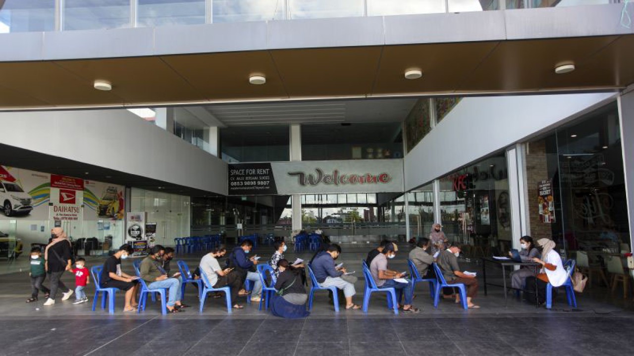 Warga antre untuk mendapat vaksinasi COVID-19 dosis penguat di satu pusat perbelanjaan di Kota Batam, Kepulauan Riau, Jumat (16/12/2022). (ANTARA FOTO/Teguh Prihatna/nym)