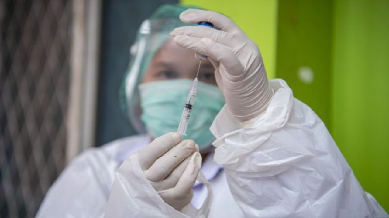 Arsip foto - Petugas kesehatan menyiapkan vaksin saat simulasi pemberian vaksin COVID-19 Sinovac di Puskesmas Karya Jaya, Palembang, Sumatera Selatan, Rabu (13/1/2021). (ANTARA FOTO/Nova Wahyudi)