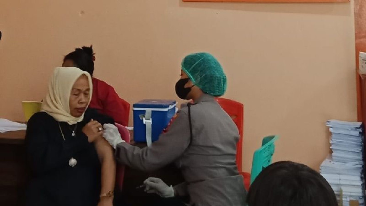 Vaksinasi booster warga Biak Numfor di klinik Polres Biak. ANTARA/Muhsidin
