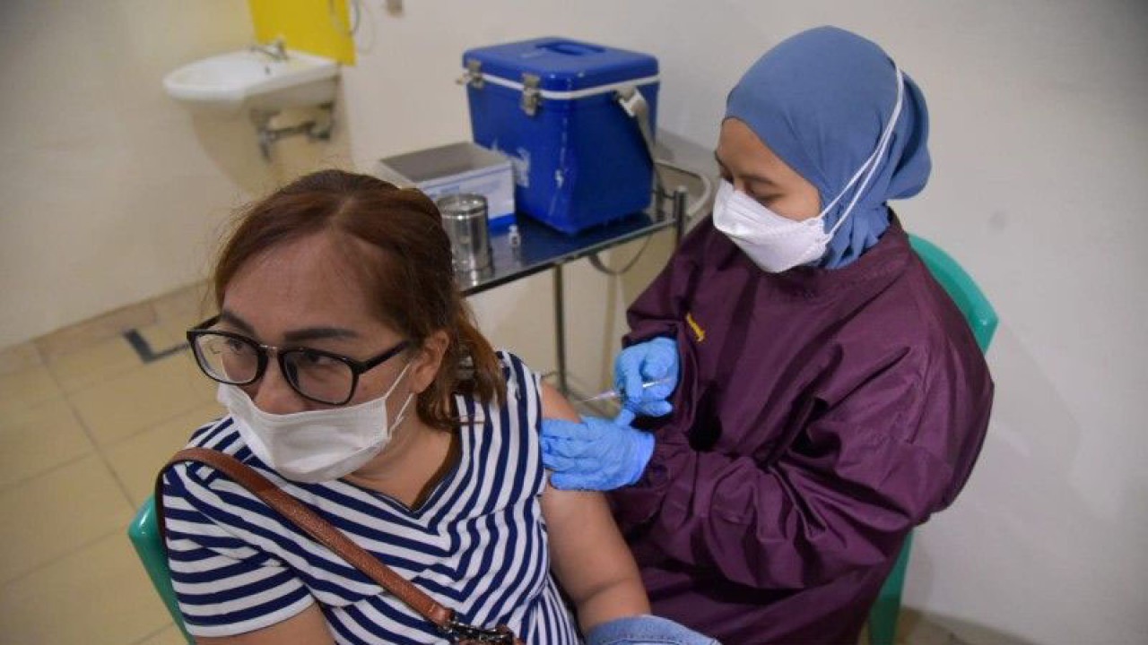 Vaksinasi COVID-19 di Kota Medan, Sumatera Utara. (ANTARA/Nur Aprilliana Br Sitorus)