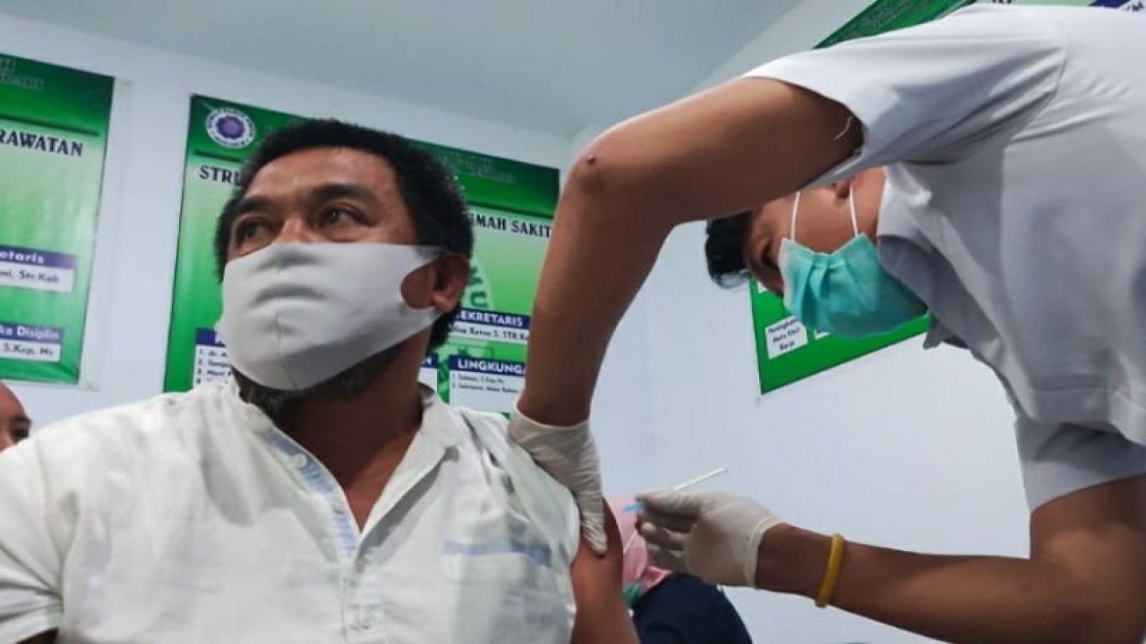 Arsip foto - Seorang warga di Kota Kendari, Sulawesi Tenggara saat menjalani vaksinasi COVID-19 (ANTARA/Harianto)