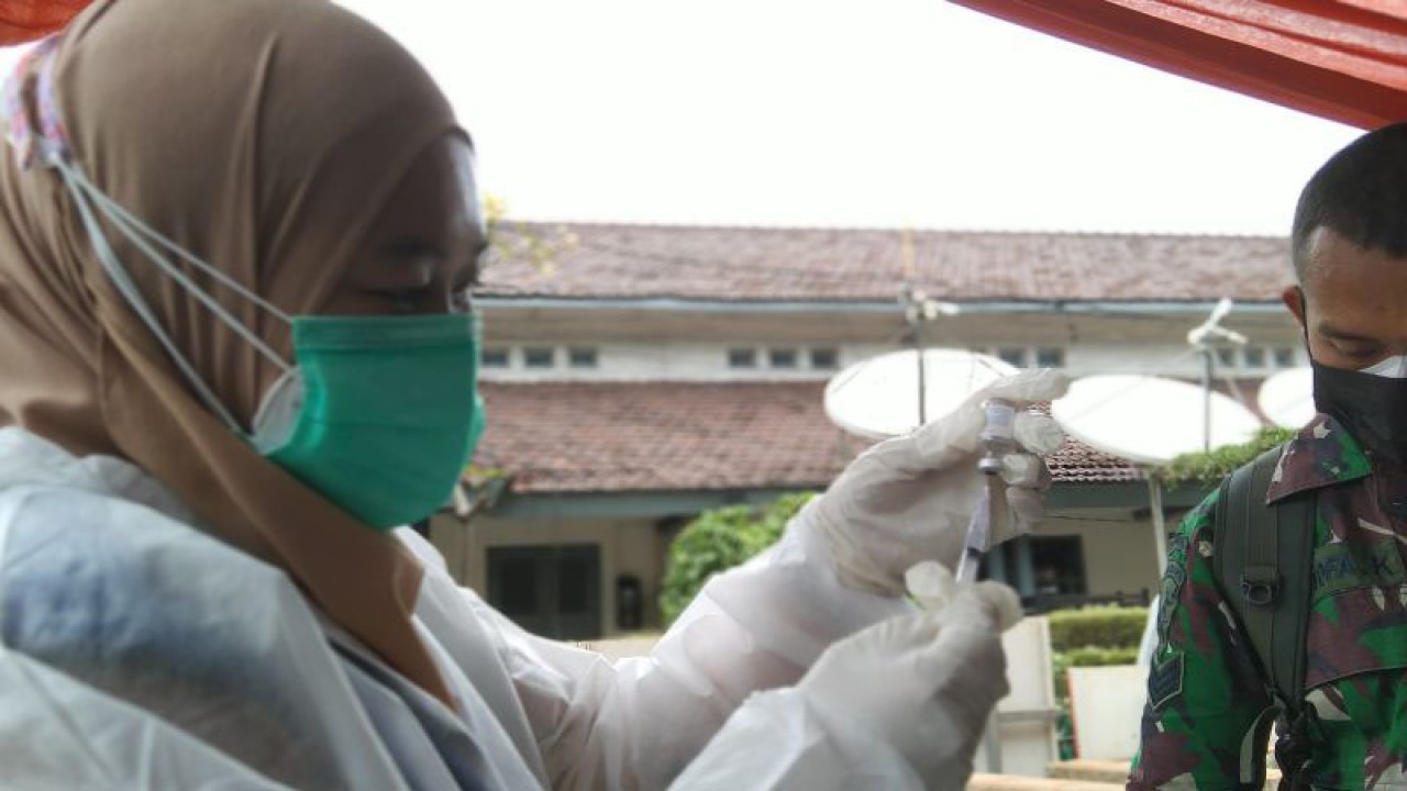 Arsip foto - Petugas medis menyiapkan vaksin COVID-19 di salah satu sentra vaksinasi di Manggarai, Jakarta Selatan, Selasa (13/7/2022). (ANTARA/Dewa Ketut Sudiarta Wiguna)