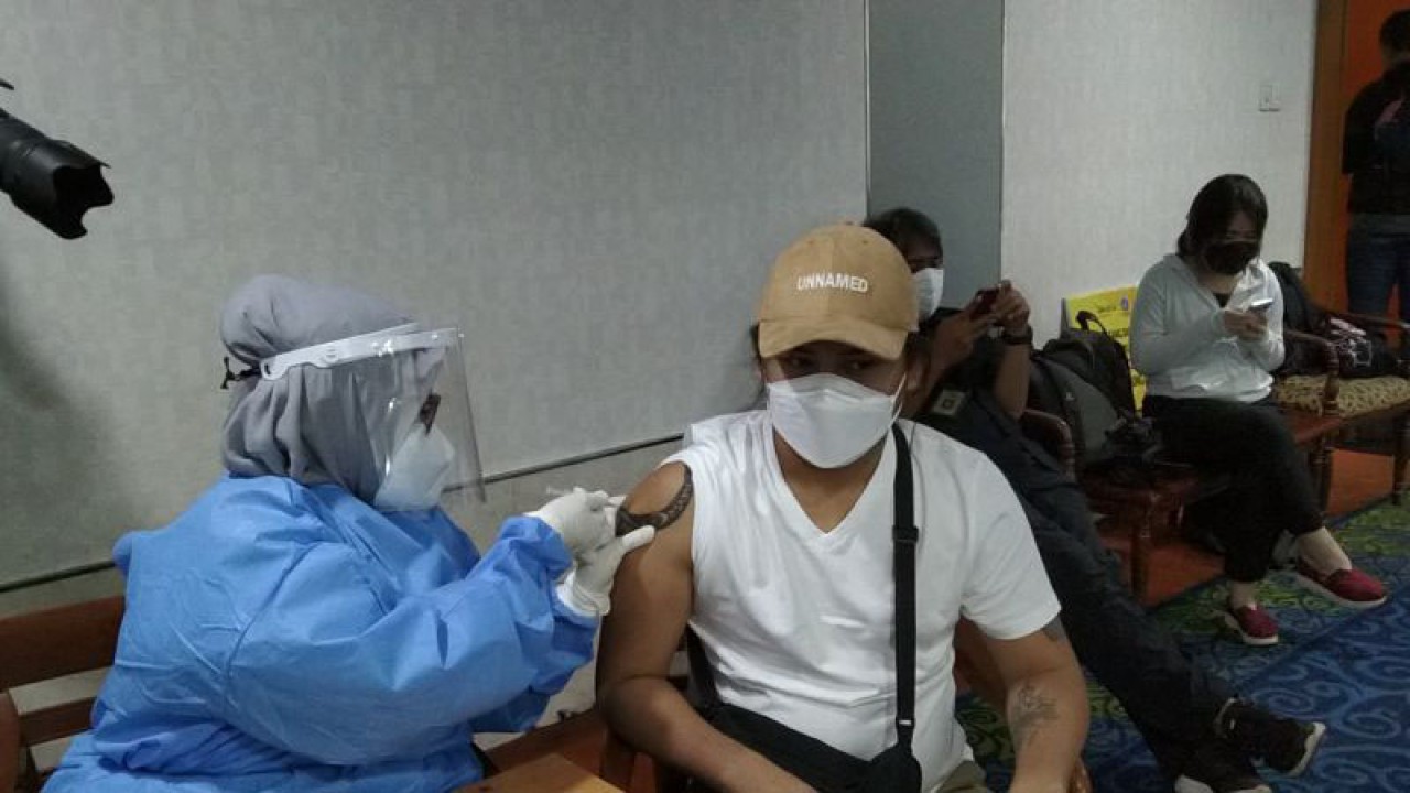 Arsip petugas menyuntikkan vaksin COVID-19 kepada warga di pelayanan vaksinasi serentak Balai Kota Jakarta, Selasa (24/8/2021). ANTARA/Dewa Ketut Sudiarta Wiguna