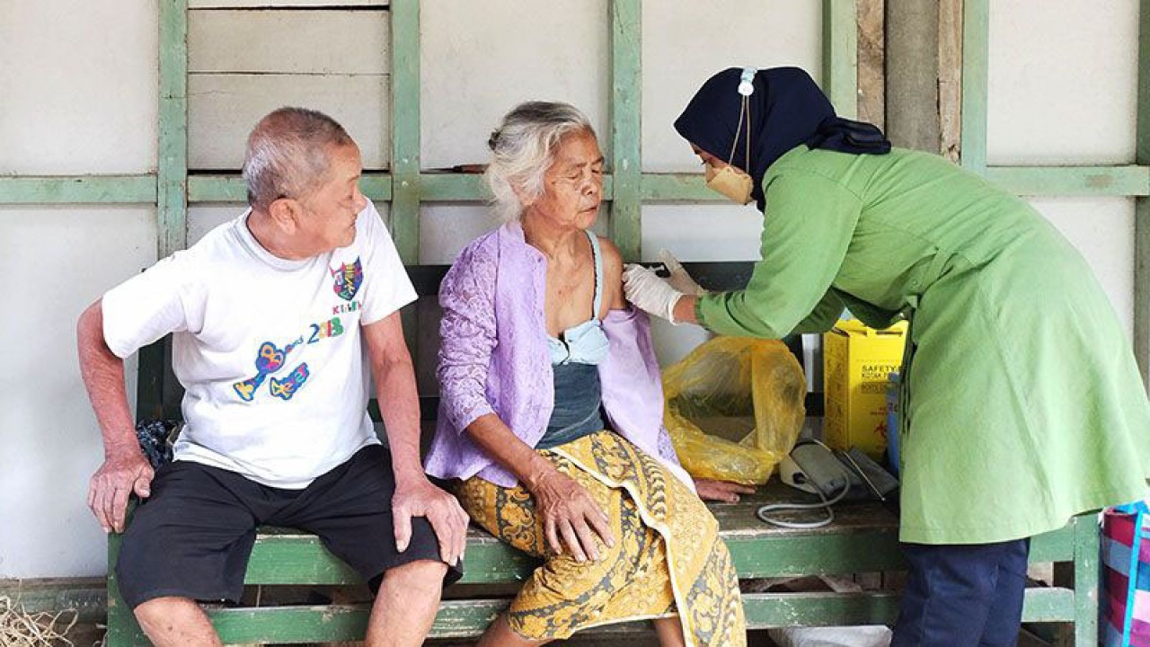 Seorang petugas kesehatan menyuntikkan vaksin COVID-19 dosis kedua kepada warga lanjut usia (lansia) di Kabupaten Kulon Progo, Yogyakarta, Minggu (23/1/2022). ANTARA/Sutarmi/aa.