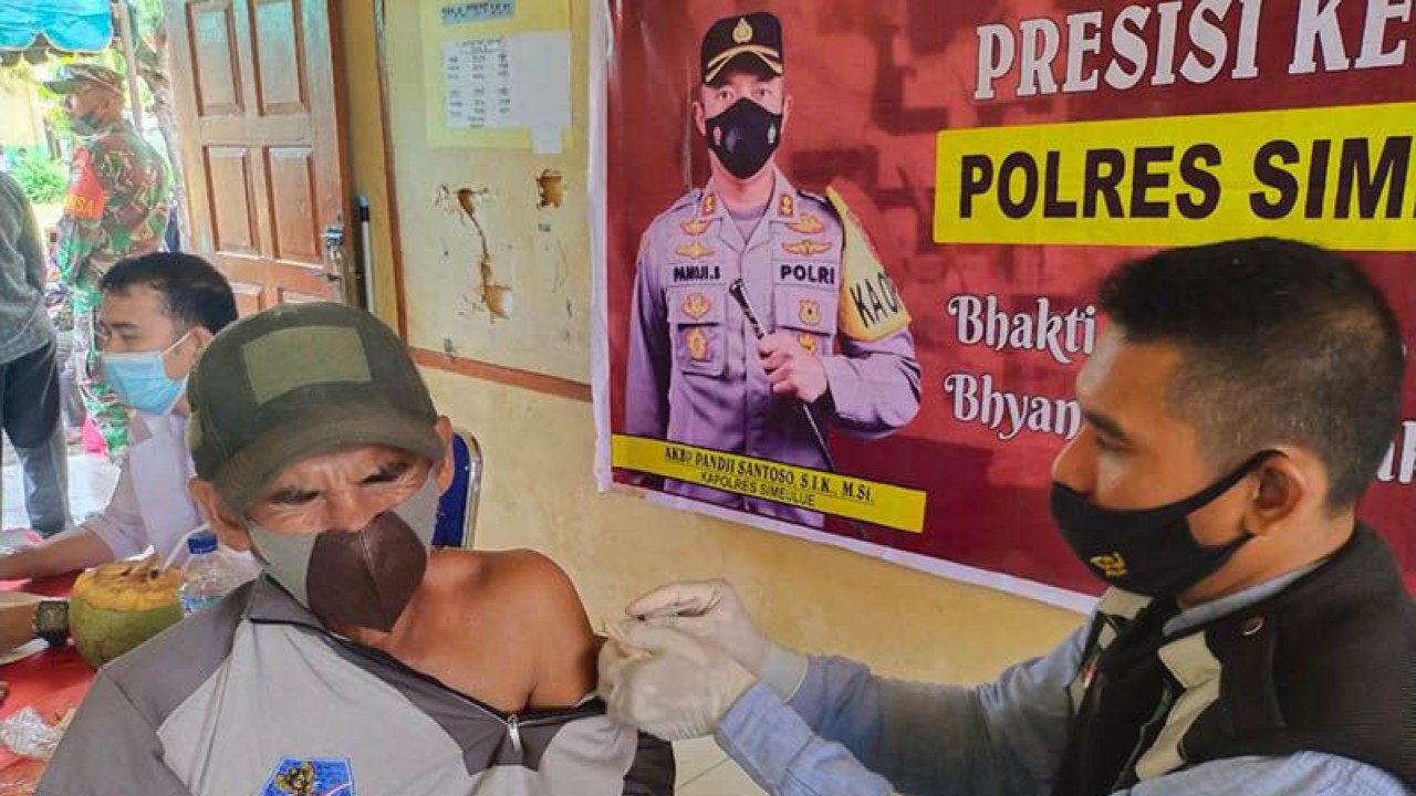 Dokumentasi - Warga mengikuti vaksinasi vaksin COVID-19 di Simeulue, Aceh. ANTARA/Ade Irwansah